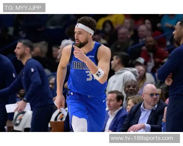 克莱手感回暖却遭冷落赛后愤怒扔水瓶表达不满情绪