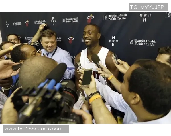 韦德谈新赛季媒体日:球员们穿新衣拍照交流感受乐趣